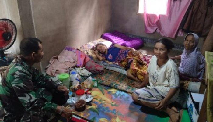 Personel Satgas TMMD Jenguk Warga yang Sedang Sakit
