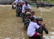 Satgas TNI Bantu Anak-Anak Kampung Dal Seberangi Sungai Berangkat Ke Sekolah