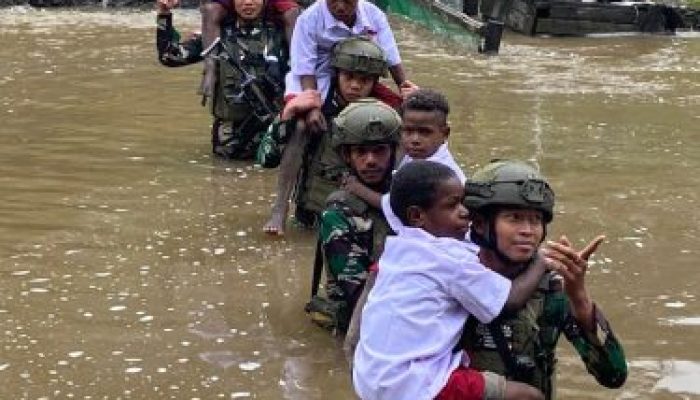 Satgas TNI Bantu Anak-Anak Kampung Dal Seberangi Sungai Berangkat Ke Sekolah