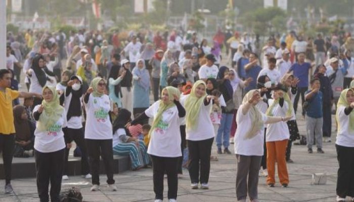 Senam Masal HUT ke-67 Provinsi Riau Meriah, Ribuan Warga Senam di Halaman Kantor Gubernur