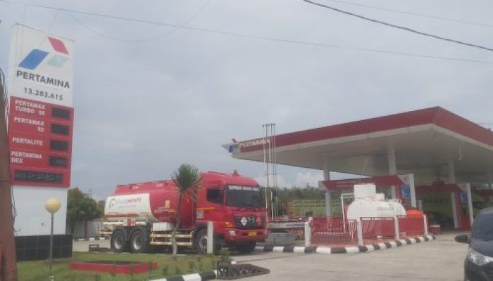 SPBU 13.283.615 Sekijang di Kabupaten Pelalawan, Diduga Layani Pengisian BBM Subsidi Jenis Solar Kepada Mobil Balak Kayu