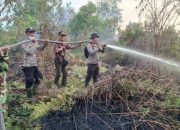 Tak Kenal Lelah, Kapolsek Kempas Bersama Tim Karhutla Lakukan Pemadaman dan Pendinginan
