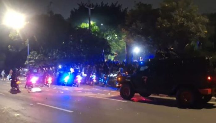 Aparat Kepolisian Memukul Mundur Aksi Massa Di Depan Gedung DPR