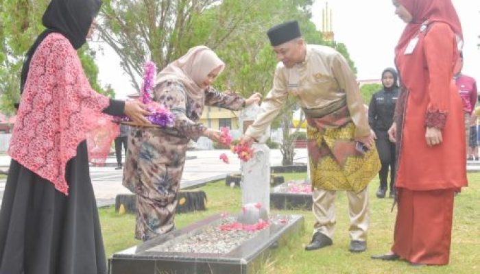 Kenang dan Doakan Para Pahlawan, Bupati Kasmarni Ziarahi Makam Kusuma Kesatria