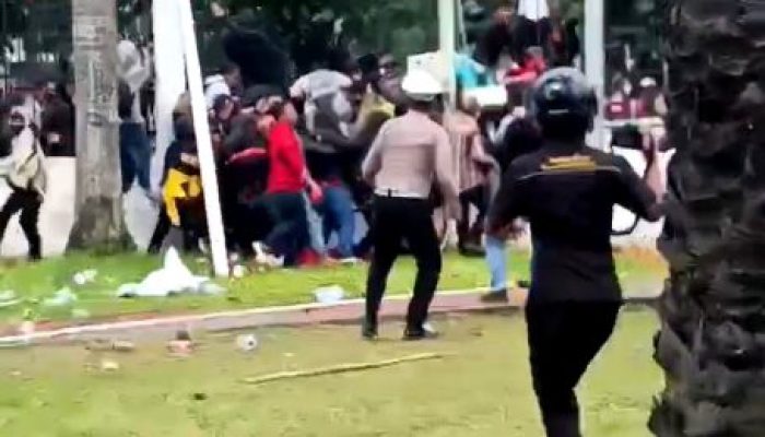 Sebelumnya Diberi Pembatas Beton, Akhirnya Pagar Gedung DPR RI Berhasil Di Jebol Massa Aksi
