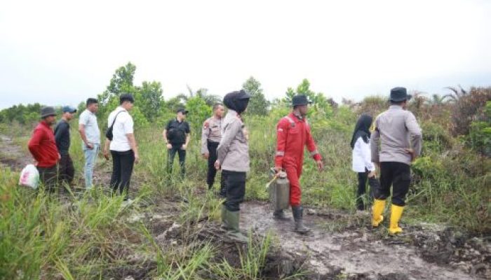 Kapolres Kampar Tinjau Langsung Pemadaman Karhutla di Desa Karya Indah