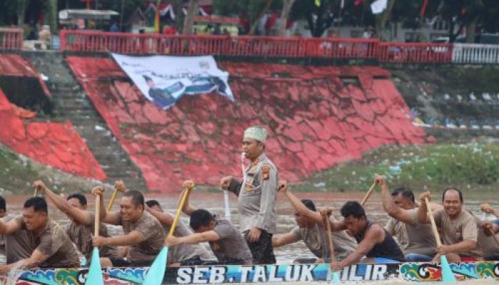 Kapolres Kuansing Berpartisipasi dalam Pacu Jalur Eksibisi 2024 Semarakkan Budaya dan Ekonomi Lokal