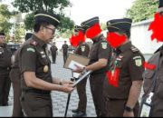 Kajati Riau Akmal Abas.,SH.,MH Berikan Reward Piagam Perhargaan Kepada 4 Personil Terbaik Intelijen Tangkap Buronan (Tabur) Kejati Riau
