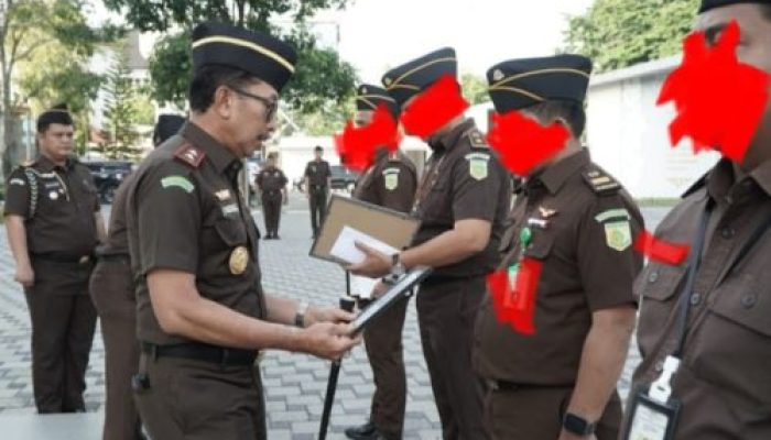 Kajati Riau Akmal Abas.,SH.,MH Berikan Reward Piagam Perhargaan Kepada 4 Personil Terbaik Intelijen Tangkap Buronan (Tabur) Kejati Riau