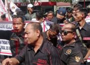 Anggota DPD LSM BARA API Riau Gelar Aksi Demo di Kantor OJK Hingga Aksi Pecah Kepala