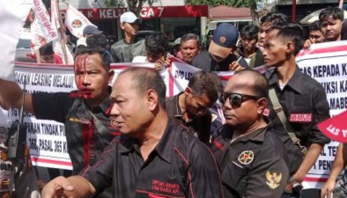 Anggota DPD LSM BARA API Riau Gelar Aksi Demo di Kantor OJK Hingga Aksi Pecah Kepala