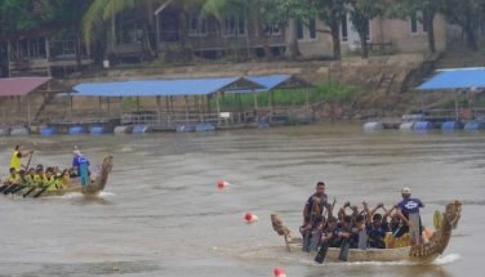 Pacu Sampan Di Buluh Cina Di Banjiri Ratusan Warga