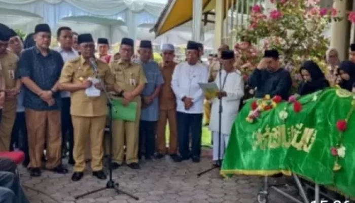 Pj Gubri, Rahmat Hadi Sampaikan Duka Mendalam Atas Wafatnya Mantan Sekda Riau, Arsyad Rachim