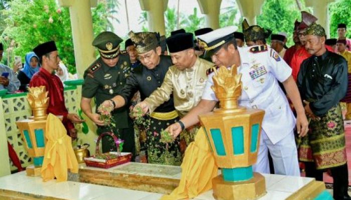 Ziarah Makam Datuk Laksamana Raja Dilaut, Pesan Wabup: Jangan Lupakan Sejarah