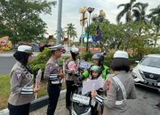 Tingkatkan Kesadaran Pengendara Di Masa Pilkada Riau 2024 Tim Cooling System Sampaikan Himbauan Di Traffic Light