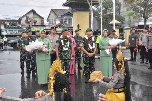 Kapolda Riau Irjen Pol M Iqbal Sambut dan Lepas Danrem 031/Wira Bima dengan Tradisi Pedang Pora