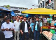 Didampingi Team, Calon walikota Pekanbaru menyapa para pedagang di pasar Sago Senapelan
