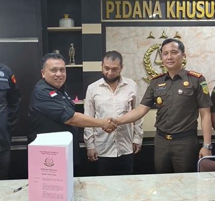 Penyerahan Tersangka Tahap II Terhadap Tersangka RR Kepala Bea Cukai Provinsi Riau TA 2019 s/d 2021 Terkait Perkara Impor Gula PT SMIP