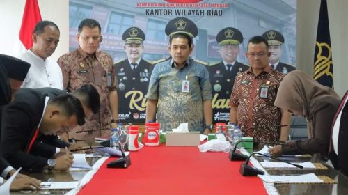 14 Organisasi Bantuan Hukum Resmi Tandatangani Kontrak Addendum Pelaksanaan Bantuan Hukum Dengan Kemenkum HAM Riau