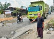 Warga keluhkan jalan berlobang dan berabu