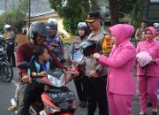 Kapolres Inhu, Bagi Bagi Helm Gratis Kampanye Keselamatan Partisipasi Pemilih