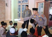 Jalin silaturahmi bersama masyarakat Polres Pelalawan gelar Jumat Berkah dengan membagikan Ratusan paket nasi kotak kepada jamaah Masjid Nurul Amal