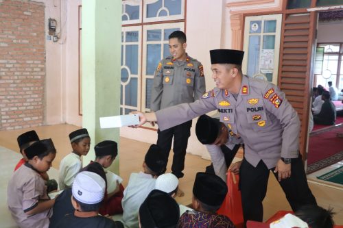 Jalin silaturahmi bersama masyarakat Polres Pelalawan gelar Jumat Berkah dengan membagikan Ratusan paket nasi kotak kepada jamaah Masjid Nurul Amal