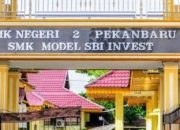 Kasek SMK N 2 Pekanbaru Layak Mendapatkan Reward Atas Kinerjanya Meskipun Tahan Ijazah Anak Wartawan