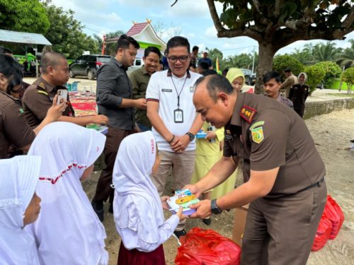 Rokan Hulu Garcep Memberikan 150 Paket Makan Siang Gratis Kepada Siswa
