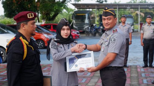 Dua Pegawai Terbaik Terima Penghargaan “Pegawai Bertuah”