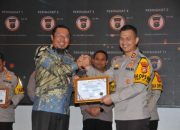Kapolres Inhu Terima Penghargaan Dari Ombudsman, Atas Kepatuhan Standar Pelayanan Publik 2024