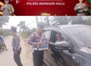 Arus Lalu Lintas Nataru Lancar, Kasat Lantas Polres Inhu Bagikan Brosur Imbaun