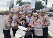 Dirlantas Polda Riau Kampanyekan Keselamatan Berlalu Lintas, Bagikan Ratusan Helm di Pekanbaru
