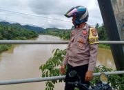 Polsek Hulu Kuantan dan Polsek Logas Tanah Darat cek debit air sungai antisipasi banjir