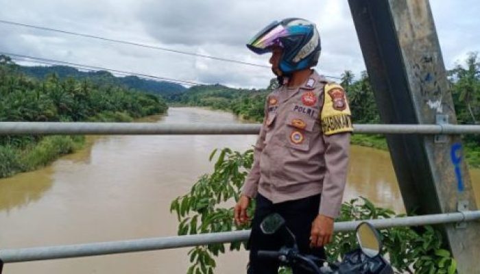 Polsek Hulu Kuantan dan Polsek Logas Tanah Darat cek debit air sungai antisipasi banjir