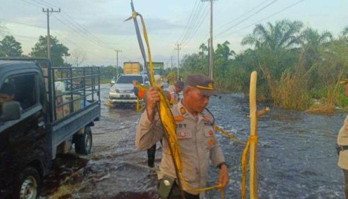 Situasi Di Lokasi Banjir KM 83 sudah mulai surut Arus Lalu Lintas Dibuka Dua Jalur