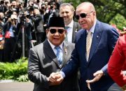 Presiden Prabowo Subianto menyambut kedatangan Presiden Turkiye