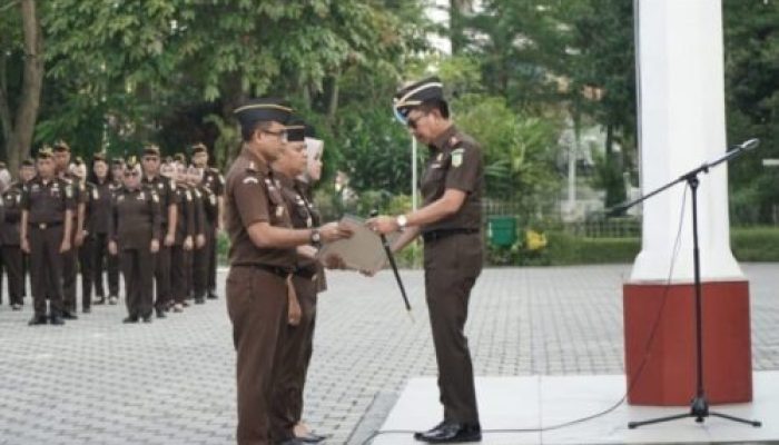 Berkinerja Terbaik, Kajati Serahkan Penghargaan Dari KPK
