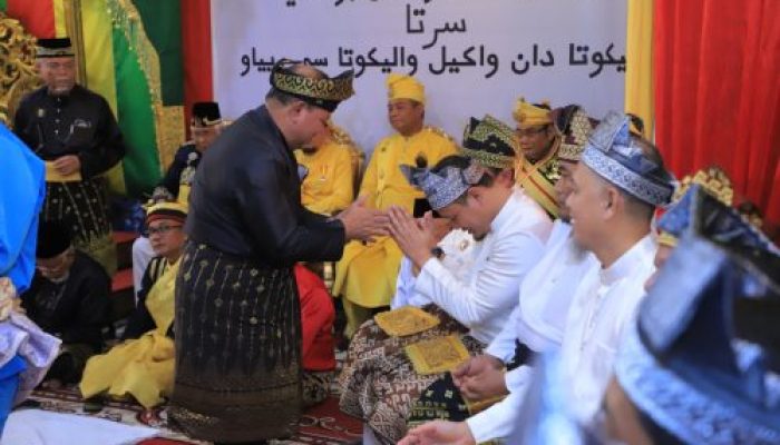 Wako dan Wawako Pekanbaru Jalani Prosesi Tepuk Tepung Tawar di LAMR
