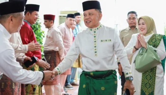 Bupati Asmar dan Wabup Muzamil Ikuti Prosesi Tepuk Tepung Tawar di LAM Riau
