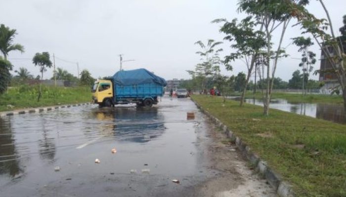 Banjir Kembali Rendam Jalan Sudirman Menuju Rumbai, Warga Minta Pemkot Pekanbaru Cari Solusi