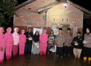 Di Tengah Duka Banjir, Polres Kampar Berbagi Kebahagiaan dengan Salurkan Makanan Sahur untuk Warga Desa Tanjung Rambutan