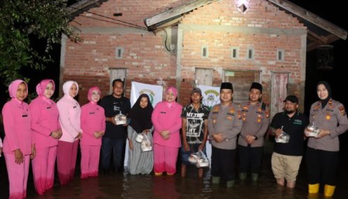 Di Tengah Duka Banjir, Polres Kampar Berbagi Kebahagiaan dengan Salurkan Makanan Sahur untuk Warga Desa Tanjung Rambutan