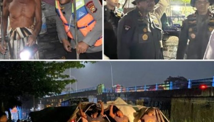 Dansat Brimob Dampingi Wakapolda Riau Evakuasi Warga Terdampak Banjir di Pekanbaru