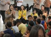 Polri Bersama Mahasiswa Beri Trauma Healing ke Korban Banjir Ciliwung