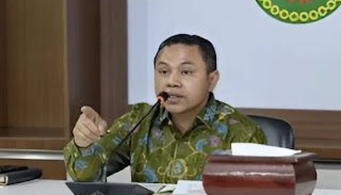 Tekan Angka Putus Sekolah, Gubernur Riau Gratiskan Seragam untuk Siswa Baru