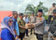 324 KK Terdampak Banjir, Kapolsek Payung Sekaki Bersama Komunitas JB Salurkan Bantuan ke 4 Posko