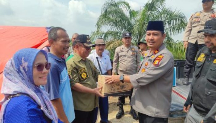 324 KK Terdampak Banjir, Kapolsek Payung Sekaki Bersama Komunitas JB Salurkan Bantuan ke 4 Posko