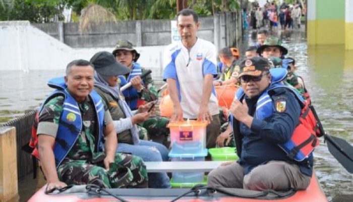 Danrem 031/WB Bersama PJU Tinjau Langsung Warga Terdampak Banjir di Rumbai