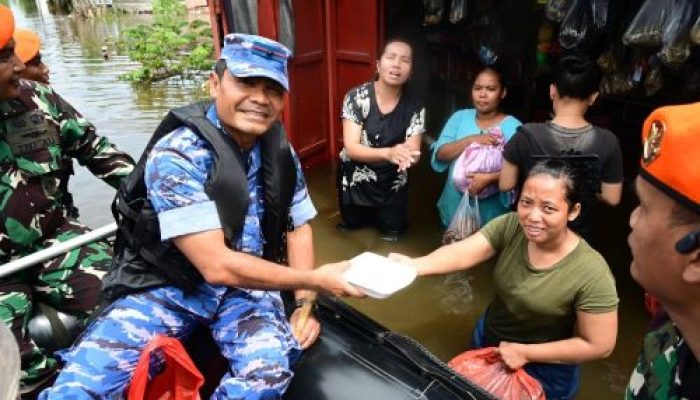 Selain Meninjau Banjir, Danlanud Dirikan Posko Darurat Rumbai